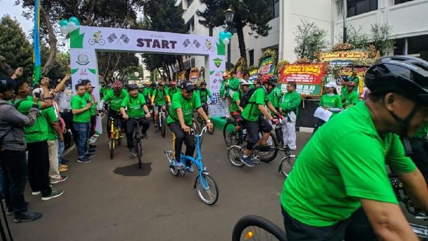 Berjaket Hijau, ST Burhanuddin Buka Acara 'Gowes Jaksa Agung Menyapa'