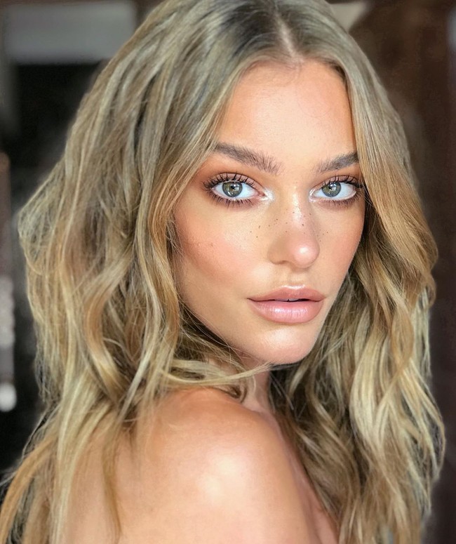 Model seksi Georgia Gibbs tiba-tiba mengalami jerawat parah. Padahal, model Sport Illustrated itu pada dasarnya memiliki wajah yang mulus tanpa cela. Foto: Instagram