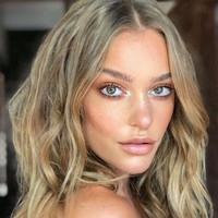 Model seksi Georgia Gibbs tiba-tiba mengalami jerawat parah. Padahal, model Sport Illustrated itu pada dasarnya memiliki wajah yang mulus tanpa cela. Foto: Instagram