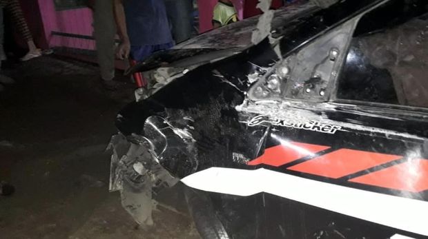 Mesin Mati Saat Lintasi Rel, Mobil di Cianjur Ringsek Tertabrak Kereta
