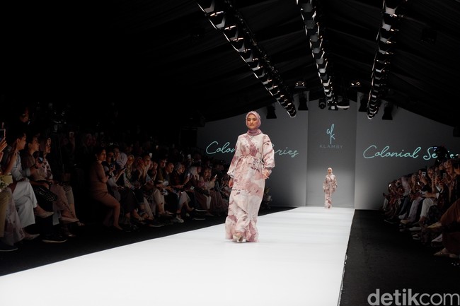 WearingKlamby, brand busana muslim lokal menggandeng tiga selebgram hijab populer dalam fashion show perdana mereka di Jakarta Fashion Week (JFW) 2020 yang digelar di Senayan City, Sabtu (26/10/2019). Foto: Gresnia/Detikcom