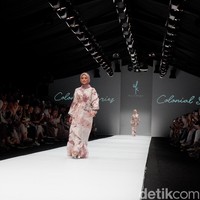 WearingKlamby, brand busana muslim lokal menggandeng tiga selebgram hijab populer dalam fashion show perdana mereka di Jakarta Fashion Week (JFW) 2020 yang digelar di Senayan City, Sabtu (26/10/2019). Foto: Gresnia/Detikcom