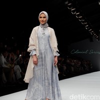 Inilah penampilan selebgram Dwi Handayani bergaya di catwalk dengan outer warna cream dan dress biru yang bertemakan keindahan kerajaan zaman dulu di Indonesia. Foto: Gresnia/Detikcom