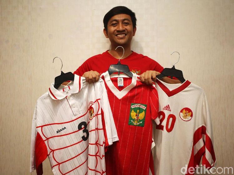 Melihat Jersey Timnas Indonesia Koleksi Budi Frastio