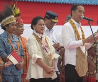 Kunjungan ke Papua, Jokowi Pakai Noken