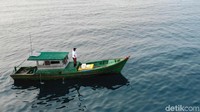 Nelayan tradisional, Anam menyusuri perairan Pulau Setanau, Natuna, Kepulauan Riau, untuk memancing ikan.
