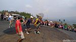 Pamer Kostum Nyentrik Peserta Festival Fly di Sumedang