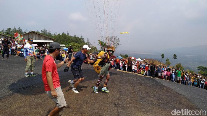 Festival Fly sebagai rangkaian Kejuaraan Paralayang Internasional di Sumedang, Jawa Barat berlangsung meriah. Para penerbang menggunakan kostum unik saat melayang di langit Sumedang.