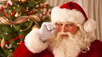Pria gemuk berjanggut, memanjat cerobong asap dan memberi hadiah Natal untuk anak-anak baik. Demikian citra Santa Claus yang dipercaya anak-anak di seluruh dunia. Foto: via Brainberries