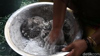 Ratnawati membuat kerupuk cumi dengan dibantu beberapa ibu-ibu di Desa Tanjung Kumbik Utara.