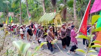  Selain hasil bumi, salah satu ikon desa, yaitu pusaka warisan asli dari Dinasti Gagak dari Kadipaten Loano juga ikut diarak. (Rinto/detikcom)