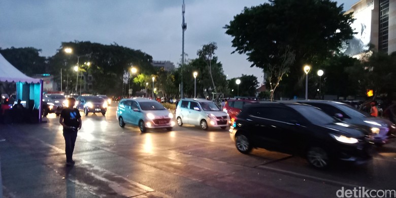 Karnaval Kendaraan Listrik Selesai, Jl Sudirman Jakarta Mulai Dibuka Karnaval Kendaraan Listrik Selesai, Jl Sudirman Jakarta Mulai Dibuka