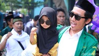 Sebagian dari mereka mengajak anak-anaknya.