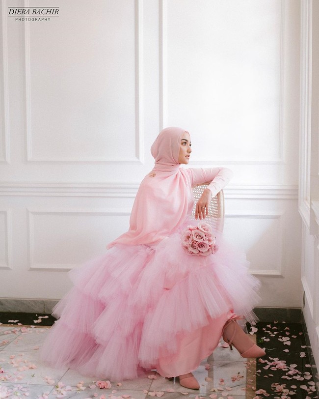 Foto-foto tersebut diambil oleh fotografer kenamaan Diera Bachir. Di akun Instagram Diera, bisa didapati serangkaian fotonya yang mengenakan baju pengantin lain. Ciki tampak romantis memakai baju serba pink. Foto: Instagram