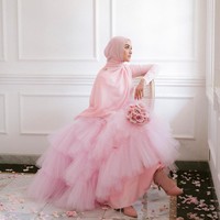 Foto-foto tersebut diambil oleh fotografer kenamaan Diera Bachir. Di akun Instagram Diera, bisa didapati serangkaian fotonya yang mengenakan baju pengantin lain. Ciki tampak romantis memakai baju serba pink. Foto: Instagram