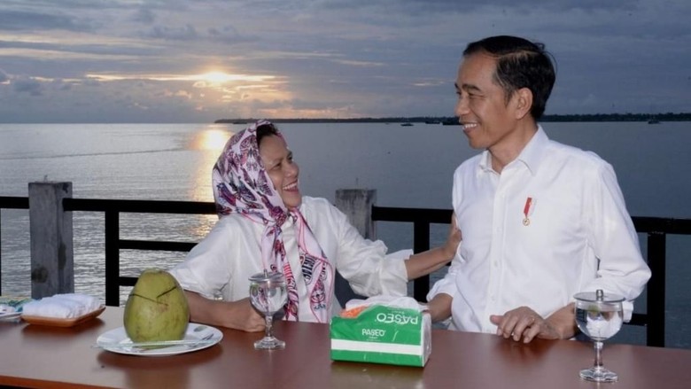 Saat Jokowi Menikmati Senja Bareng Iriana di Taman Kota Kaimana Saat Jokowi Menikmati Senja Bareng Iriana di Taman Kota Kaimana