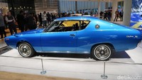 Lampu belakang yang berbentuk 4 ring, pertama kali diadopsi untuk model Nissan yang ini