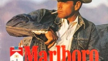 Pria di iklan rokok Marlboro memang ada, tetapi tidak ada Pria Marlboro sungguhan. Nyatanya, iklan ini berhasil mengubah kebiasaan merokok yang dulu dipandang hal feminim pada saat itu, menjadi salah satu kebiasaan paling jantan, bahkan hingga sekarang. Foto: via Brainberries
