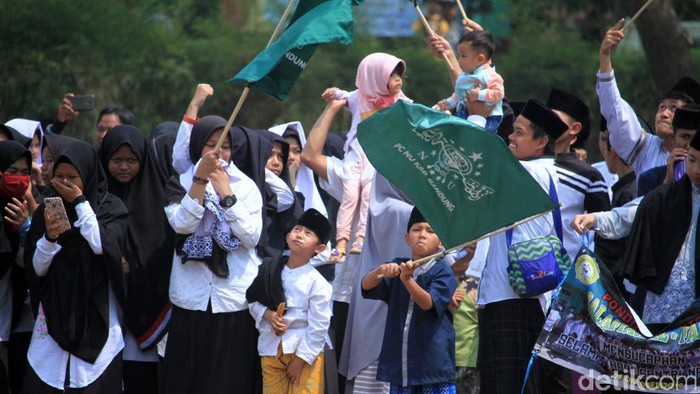 Ribuan santri mengikuti Upacara Hari Santri Nasional tingkat Kabupaten Bandung 2019. Kegiatan hari santri ini digelar oleh PBNU Kabupaten Bandung di Lapang Yonzipur Kecamatan Dayeuhkolot, Kabupaten Bandung, Minggu (27/10/2019).