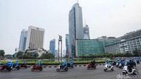 Rombongan peserta konvoi melintasi kawasan Bundaran Hotel Indonesia.