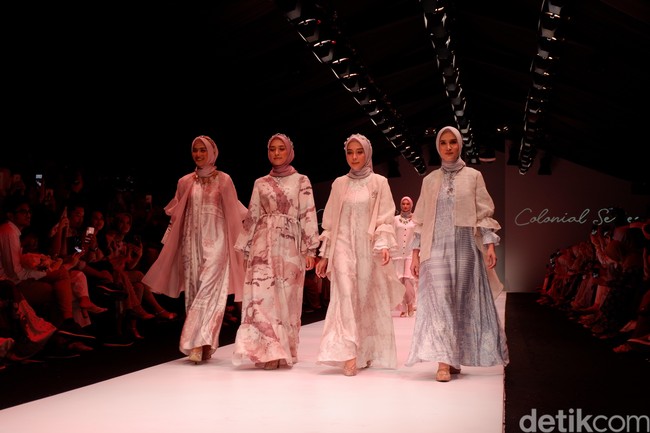 Pendiri WearingKlamby Nadine Gaus dan Ridho Jufri menjadikan tiga modest fashion influencer, Hamidah Rachmayanti, Mega Iskanti, dan Dwi Handayani serta aktris Maudy Koesnaedi sebagai muse dari brand yang pada Lebaran lalu sukses menjual ribuan baju dalam hitungan menit. Foto: Gresnia/Detikcom