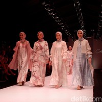 Pendiri WearingKlamby Nadine Gaus dan Ridho Jufri menjadikan tiga modest fashion influencer, Hamidah Rachmayanti, Mega Iskanti, dan Dwi Handayani serta aktris Maudy Koesnaedi sebagai muse dari brand yang pada Lebaran lalu sukses menjual ribuan baju dalam hitungan menit. Foto: Gresnia/Detikcom