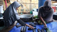 Ratnawati mengatakan, dari membuat kerupuk ini dia bisa mendapatkan penghasilan kotor hingga Rp 18 juta/bulan dengan penjualan rata-rata 20 kilo/hari.