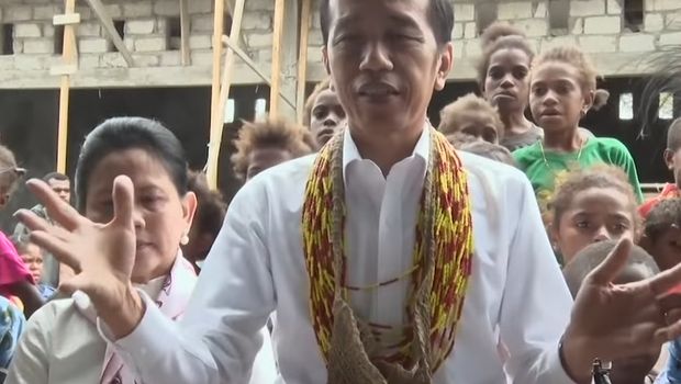 Jokowi Pakai Noken