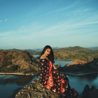 Wanita yang berasal dari Kabupaten Timor Tengah Utara pun punya kemahiran lain public speaking yakni memainkan alat musik tradisional daerahnya, Sasando. Foto: Instagram @mawar.salem