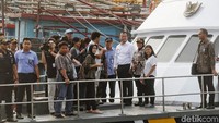 Edhy Prabowo juga meninjau kapal pengawas.