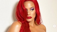 Tengah hamil tak membuat Ashley Graham absen, di tahun ini ia memilih tampil sebagai Jessica Rabbit. Dok. Instagram