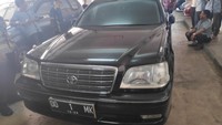 Toyota Crown Royal Saloon itu dibeli JK sejak 2003 lalu. JK membelinya dengan hasil sendiri, taksiran harganya Rp 75 juta.