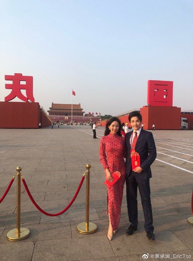 Pria asal China Eric Tse mencuri perhatian setelah namanya jadi pemberitaan dan masuk daftar orang terkaya di dunia setelah mendapat hadiah dari orangtuanya. Keluarga Eric, juga dikenal sebagai salah satu terkaya di China memberikannya saham senilai US $ 3,8 miliar atau Rp 53 triliun. Foto: Weibo