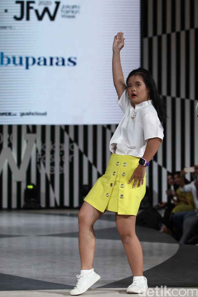 “SeribuParas percaya bahwa setiap orang seharusnya memiliki kesempatan bekerja yang sama, termasuk orang dengan kondisi down syndrome. Kami berharap selain menciptakan lapangan pekerjaan yang bervariasi, SeribuParas juga dapat berbagi informasi mengenai down syndrome kepada masyarakat melalui kisah dibalik layar para pekerja-pekerjanya yang sangat inspiratif. Sebagian profit yang kami hasilkan dari penjualan dialokasikan sebagai kompensasi kepada anak-anak down syndrome yang telah terlibat dalam produksi koleksi perdana SeribuParas ini, baik sebagai juru gambar maupun model.” papar Cindy Go, Founder dari SeribuParas. Foto: Rachman Haryanto/Detikcom