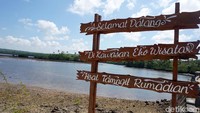 Eits... itu belum selesai, di seberang sana juga terdapat rimbunnya pohon mangrove yang memanggil untuk dijelajahi.
