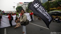 Mereka juga membawa spanduk berisi tuntutan aksi.