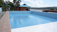 Masih belum puas? Rasakan sensasi berenang di tepi teluk dengan kolam renang super besar.
