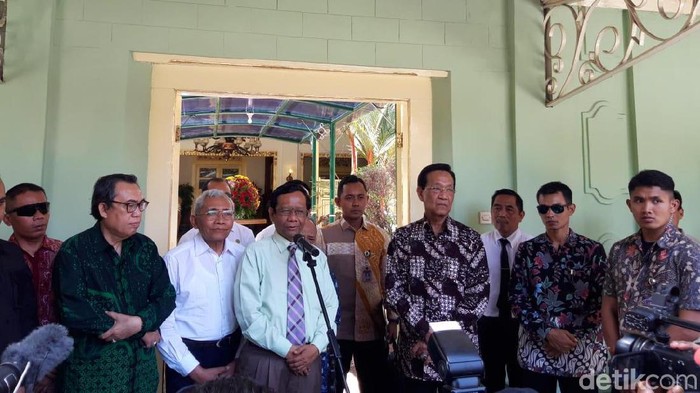 Menko Polhukam Mahfud Md menghadap Gubernur DIY Sri Sultan Hamengku Buwono (HB) X di Kepatihan Yogyakarta, Senin (28/10/2019).