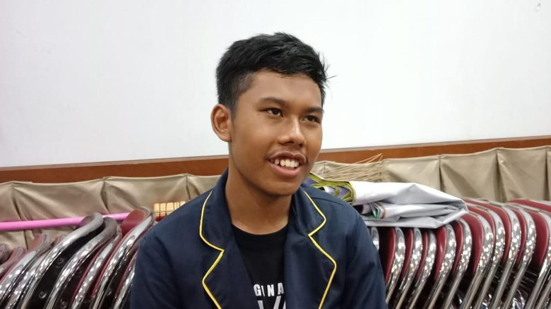 Febrian Bersuara Mirip Jokowi Stand Up Comedy di Sekolah, Siswa-Guru Ngakak Febrian Bersuara Mirip Jokowi Stand Up Comedy di Sekolah, Siswa-Guru Ngakak