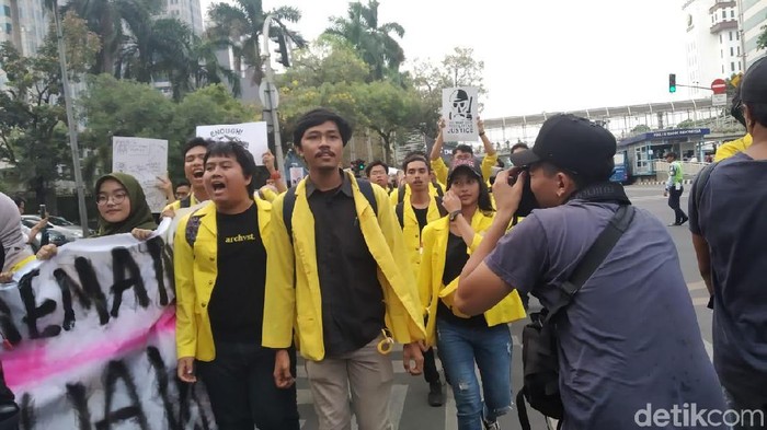 Massa BEM UI Bergabung dengan Massa Buruh di Jalan MH Thamrin