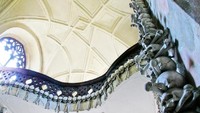 Tengkorak dan tulang disusun di sisi ruangan. Bahkan pada lantai dua gereja (iStock)