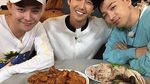 Baru Pulang Wamil, Ini Gaya Kulineran G-Dragon dengan Teman-temannya