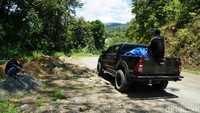 Jokowi menyampaikan permintaan bupati hingga gubernur akan pengaspalan jalan antara Manokwari dan Pegunungan Arfak segera selesaikan. Warga melintas menumpang mobil 4X4 (Ahmad Masaul Khoiri/detikcom)