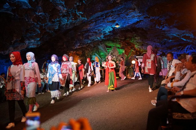 Bupati Purbalingga, Dyah Hayuning Pratiwi yang turut hadir menjadi penonton dalam fashion show di Gua Lawa ini menyampaikan rasa bangganya salah satu lokasi wisata di daerahnya bisa menjadi tempat fashion show. Menurutnya fashion show batik dalam gua pertama di Indonesia ini selain bisa mempromosikan pariwisata, juga dapat mempopulerkan batik Purbalingga. (Foto: Dok. Batik In The Cave)
