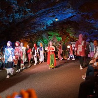 Bupati Purbalingga, Dyah Hayuning Pratiwi yang turut hadir menjadi penonton dalam fashion show di Gua Lawa ini menyampaikan rasa bangganya salah satu lokasi wisata di daerahnya bisa menjadi tempat fashion show. Menurutnya fashion show batik dalam gua pertama di Indonesia ini selain bisa mempromosikan pariwisata, juga dapat mempopulerkan batik Purbalingga. (Foto: Dok. Batik In The Cave)