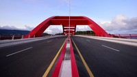Selain mendorong perekonomian daerah, pembangunan jembatan yang didominasi warna merah ini adalah untuk kawasan wisata air sehingga menjadi lokasi wisata yang mampu menarik minat wisatawan. Istimewa/Dok. Kementerian PUPR.