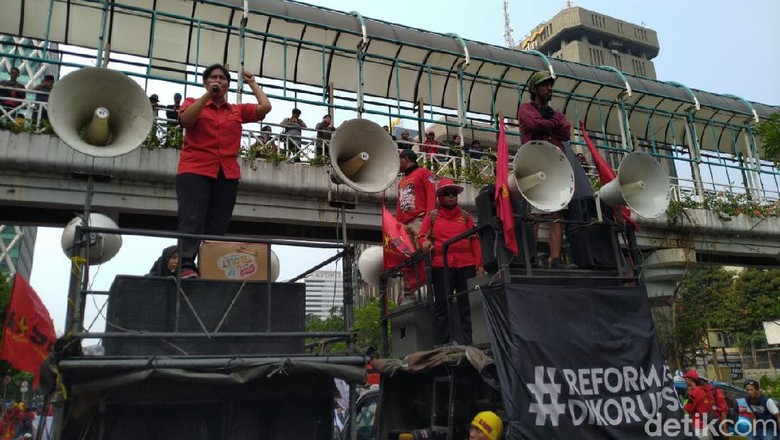 Massa KASBI Long March Menuju Istana, Lalin Jl MH Thamrin Macet Parah Massa KASBI Long March Menuju Istana, Lalin Jl MH Thamrin Macet Parah