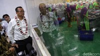 Edhy juga turut meninjau aktivitas di Pelabuhan Perikanan Samudera (PPS) Nizam Zachman, yang merupakan gedung pelayanan pasar ikan terintegrasi, fasilitas cold storage, sekaligus pasar ikan modern.