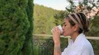 Sepertinya Niki penggemar teh ya? Ia terlihat sangat meresapi momen minum tehnya dengan latar pemandangan asri yang menyejukkan mata. Foto: Instagram nikitamirzanimawardi_17
