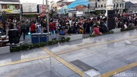 Aksi tersebut untuk menarik simpati masyarakat dan mengedukasi soal kondisi Indonesia saat ini melalui pertunjukan seni bertajuk panggung rakyat.